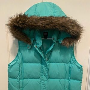 Puffer vest with removable hood